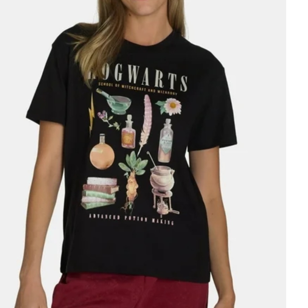 Harry Potter Wizarding World Hogwarts Graphic Black T-Shirt Women’s Size XS Top